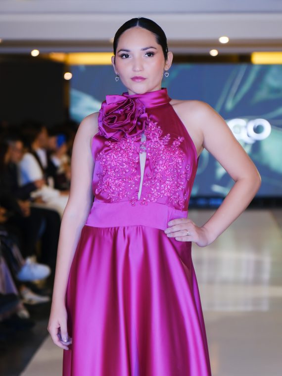 Vestido Magnolia color fucsia cuello Halter bordado con brillos falda Larga piel de Angel Talla : "S-M"