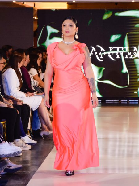 Vestido Luz (Exclusivo para arriendo) color Fluor falda Larga "Recta" Talla : "M-L" con rosa