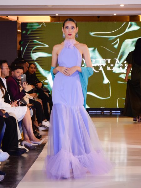 Vestido Violetta (Exclusivo para arriendo) color Lila cuello Halter falda Larga "Recta" con tul Talla : "XS"