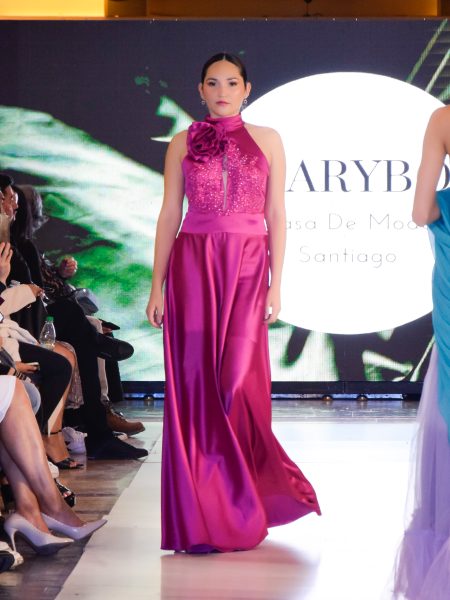 Vestido Magnolia color fucsia cuello Halter bordado con brillos falda Larga piel de Angel Talla : "S-M"