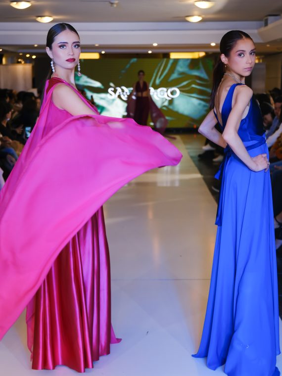 Vestido Lira (Exclusivo para arriendo) color Fucsia bordado con "Alas" de Gasa falda Apegada Talla XXS