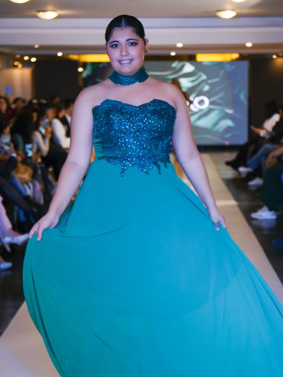 Vestido Largo Leslie Verde strapless (bordado) y falda larga de Tela gasa y satin (Corsé) talla "XL"