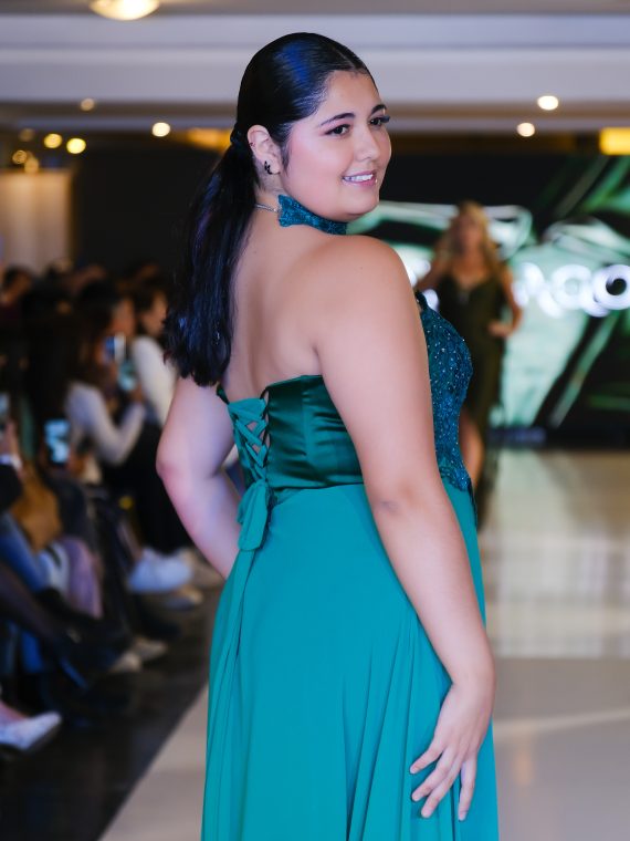 Vestido Largo Leslie Verde strapless (bordado) y falda larga de Tela gasa y satin (Corsé) talla "XL"