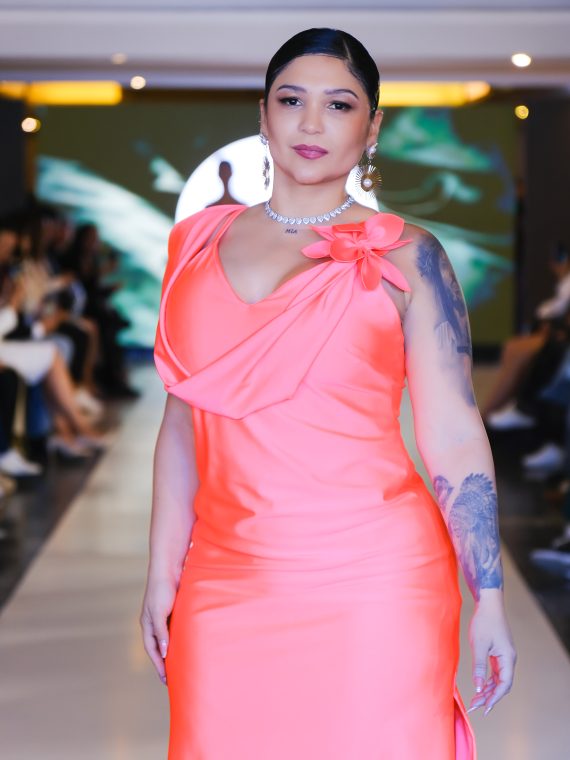 Vestido Luz (Exclusivo para arriendo) color Fluor falda Larga "Recta" Talla : "M-L" con rosa