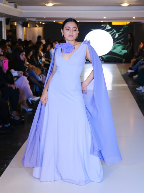 Vestido Marcela color Lila con mangas tipo "Alas" de Gasa falda Larga "Apegada" Talla : "XS-S"