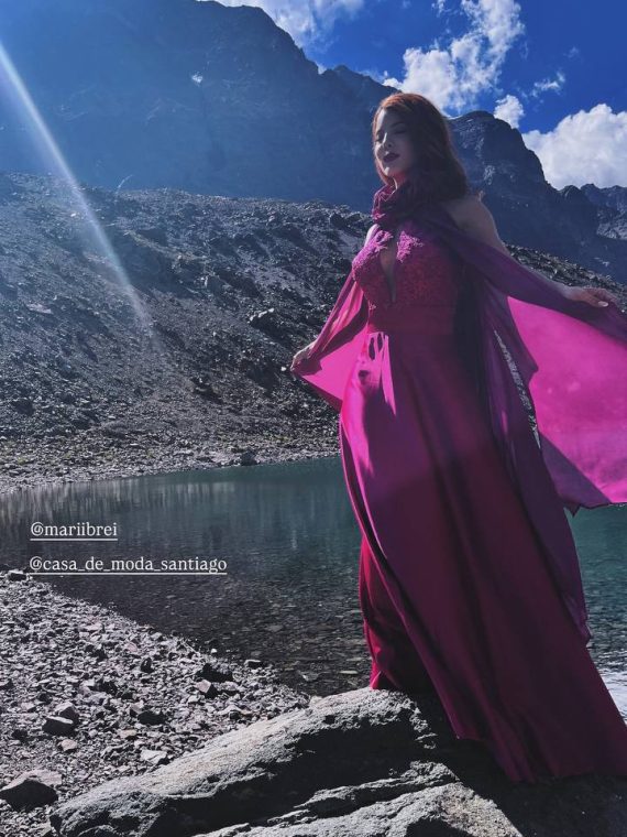 Vestido Magnolia color fucsia cuello Halter bordado con brillos falda Larga piel de Angel Talla : "S-M"