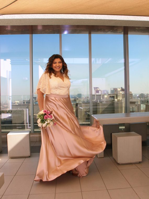 Vestido Mercedes con mangas plato de encaje falda larga de Piel de Ángel talla "XL-2XL" color Ivory