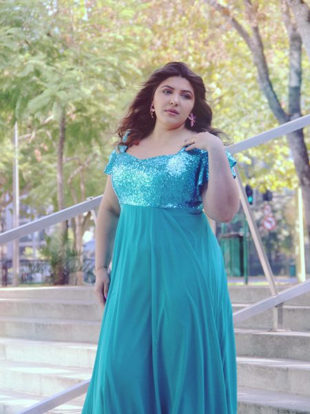 Vestido Diva con falda Larga de Gasa color turquesa con mangas de lentejuelas talla "L-XL"