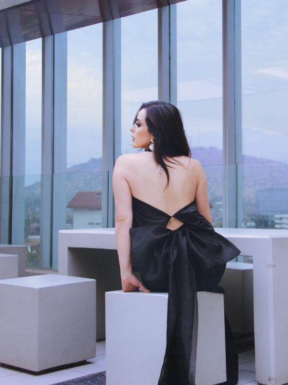 Conjunto Melodía Estelar, top de muselina y falda recta con tajo, color negro talla S-M