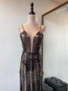 Vestido Perla (Exclusivo para arriendo) Lentejuelas negro-dorado falda Larga "Apegada" Talla : "XXS"
