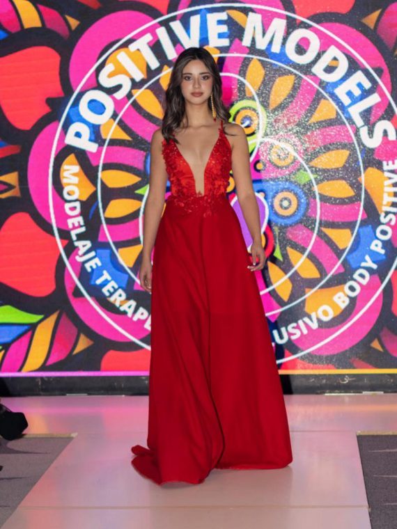 Vestido Monse (Exclusivo) color Rojo y falda larga de gasa talla "XS" bordado en el top