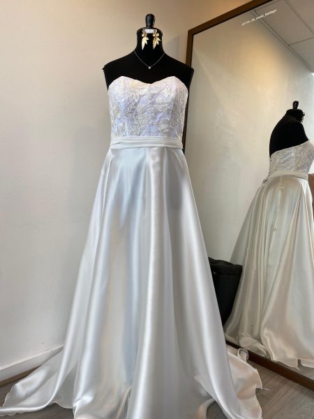 Vestido de novia talla "L-XL" Leslie sin mangas strapless (corsé) bordado y falda larga de Satín color Ivory