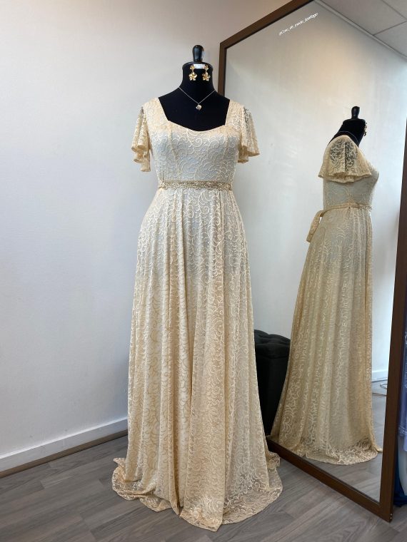Vestido Diva con mangas de encaje  y falda larga Encaje "L-XL" novia civil color Marfil