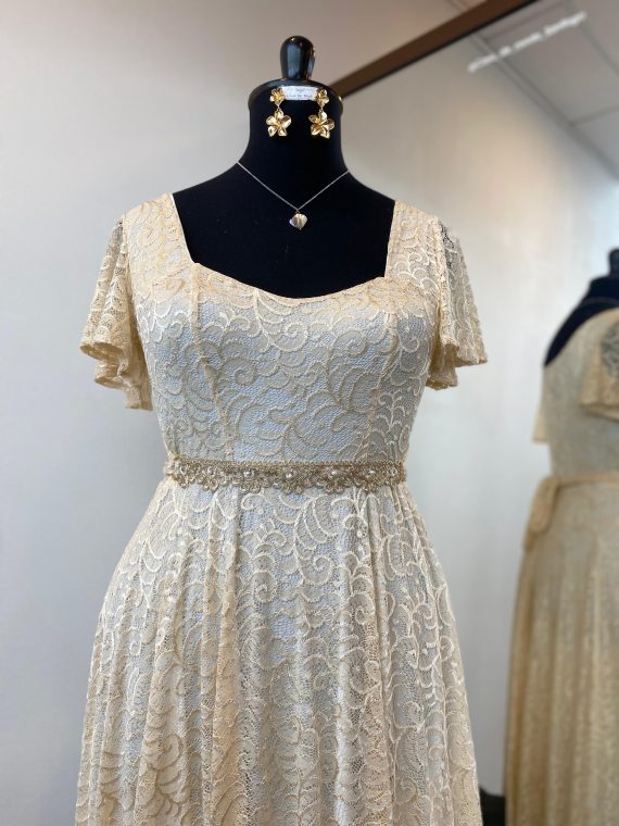 Vestido Diva con mangas de encaje  y falda larga Encaje "L-XL" novia civil color Marfil