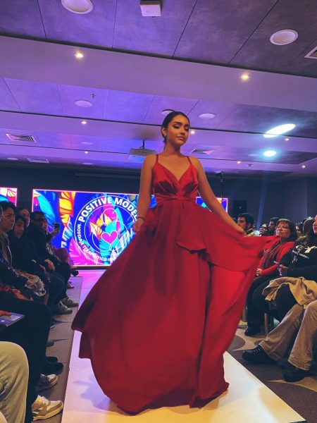 Vestido Luciana color rojo sin mangas y falda larga gasa talla S