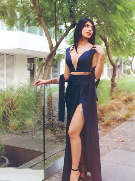 Conjunto Pasión Nocturna, corse de color azul marino y falda envolvente de piel de angel talla XS-S