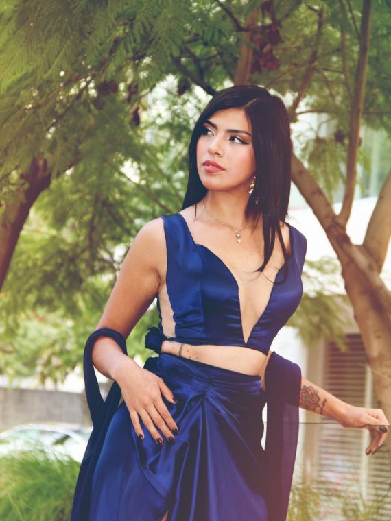 Conjunto Pasión Nocturna, corse de color azul marino y falda envolvente de piel de angel talla XS-S