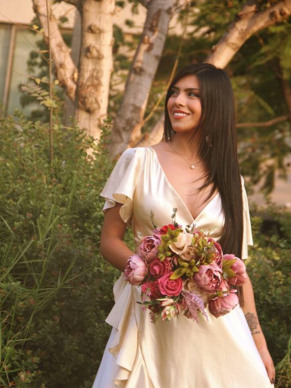 Vestido Emma Espalda con escote en "V" sin mangas "S-M" color Mantequilla falda Asimétrica satinada