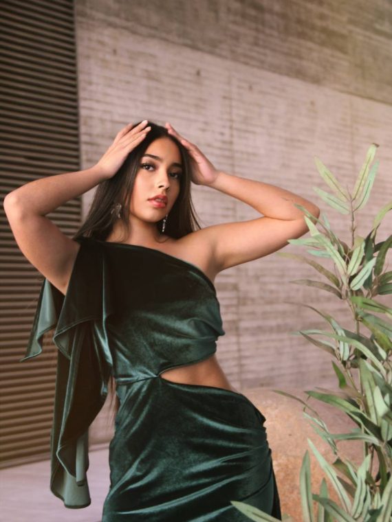 Vestido "Amanecer de Terciopelo" color verde y falda recta con tajo talla XS-S