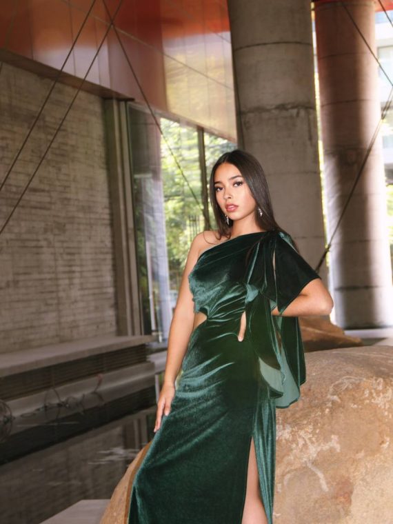 Vestido "Amanecer de Terciopelo" color verde y falda recta con tajo talla XS-S