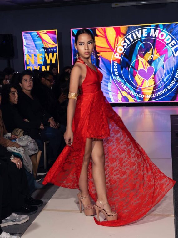 Vestido Daniela (Exclusivo para arriendo) Con falda de encaje, color rojo fuerte, Talla XXS