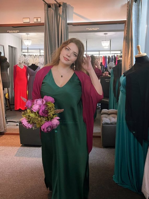 Vestido Sara, Satin Verde, corte recto, falda con tajo talla "L-XL"