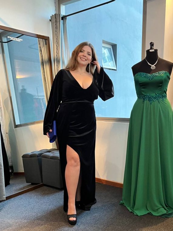 Vestido Amaral color negro con mangas largas de Terciopelo espalda en "V" "Apegada" con tajo Talla : "L-XL"