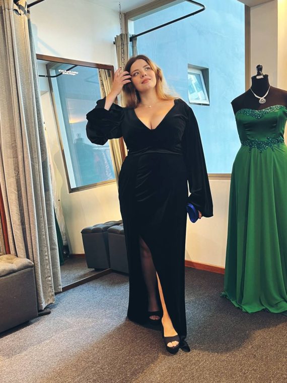 Vestido Amaral color negro con mangas largas de Terciopelo espalda en "V" "Apegada" con tajo Talla : "L-XL"