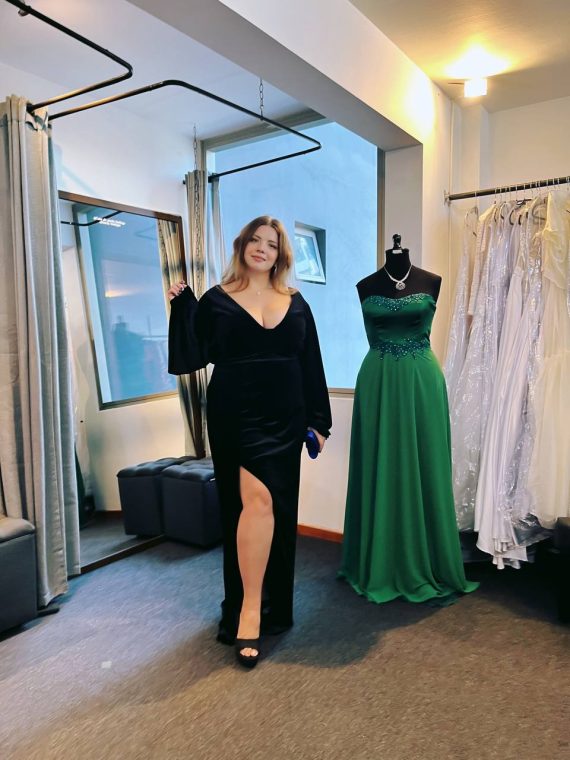 Vestido Amaral color negro con mangas largas de Terciopelo espalda en "V" "Apegada" con tajo Talla : "L-XL"