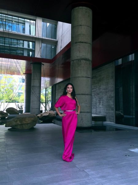 Vestido Armonía Eterna (arriendo exclusivo) con falda recta de satin fucsia XS-S