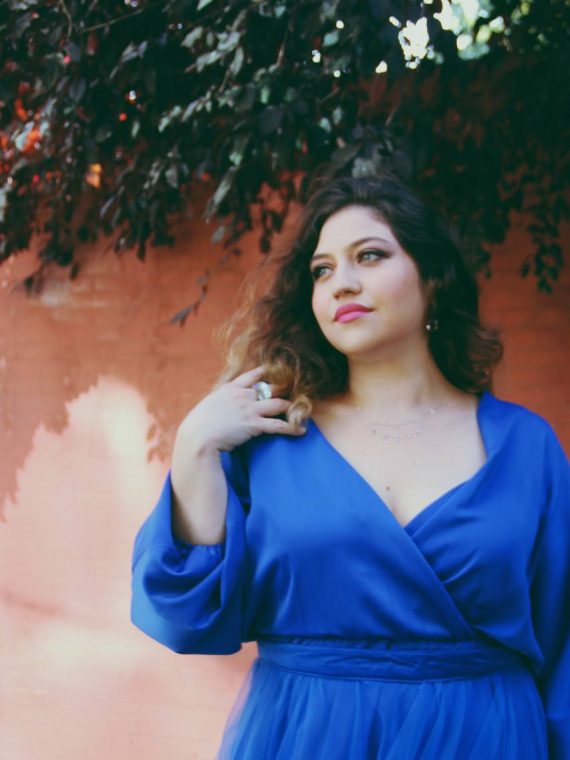 Vestido Veronica, Satin Azul Rey, manga murcielago, falda con tajo talla L-XL