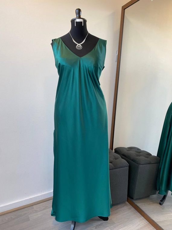Vestido Sara, Satin Verde, corte recto, falda con tajo talla "L-XL"