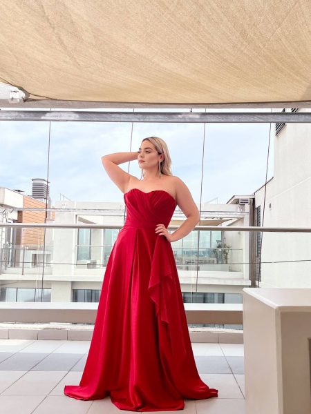 Vestido Ori corazon straples, color rojo y falda larga de gasa, talla L-XL