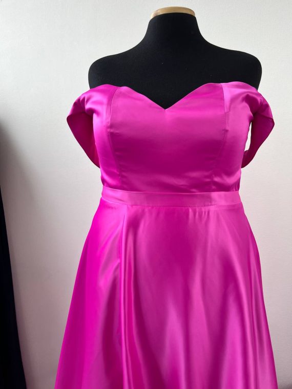 Vestido Briggette (corse) en color fucsia, falda larga con abertura, talla L-XL