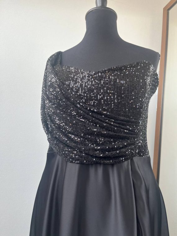 Vestido Ori, color negro y falda larga de piel de angel, talla X-2XL