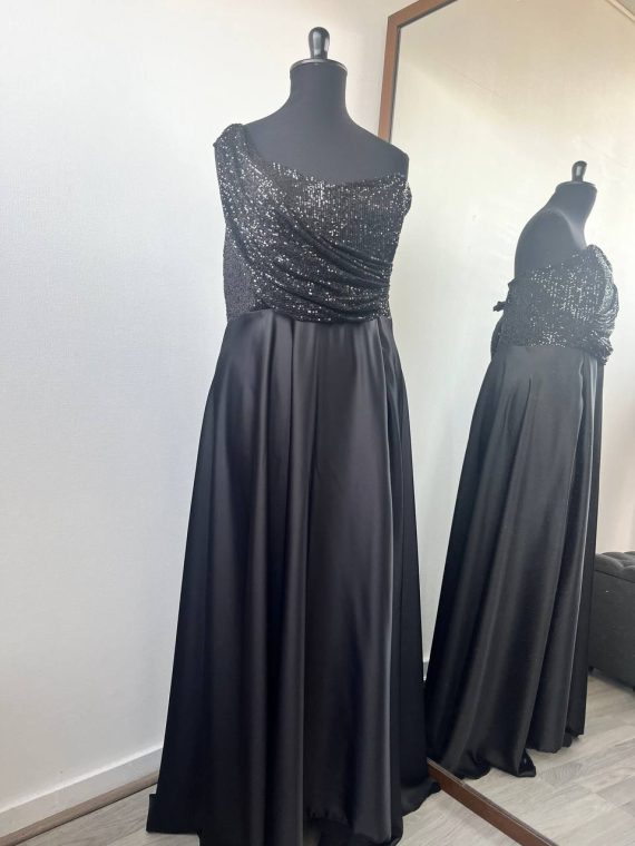 Vestido Ori, color negro y falda larga de piel de angel, talla X-2XL