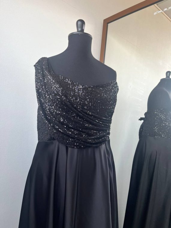 Vestido Ori, color negro y falda larga de piel de angel, talla X-2XL