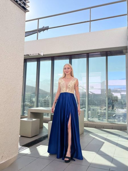Vestido Margarita en Azul Rey con Top de Encaje Bordado con Falda de satin, talla M
