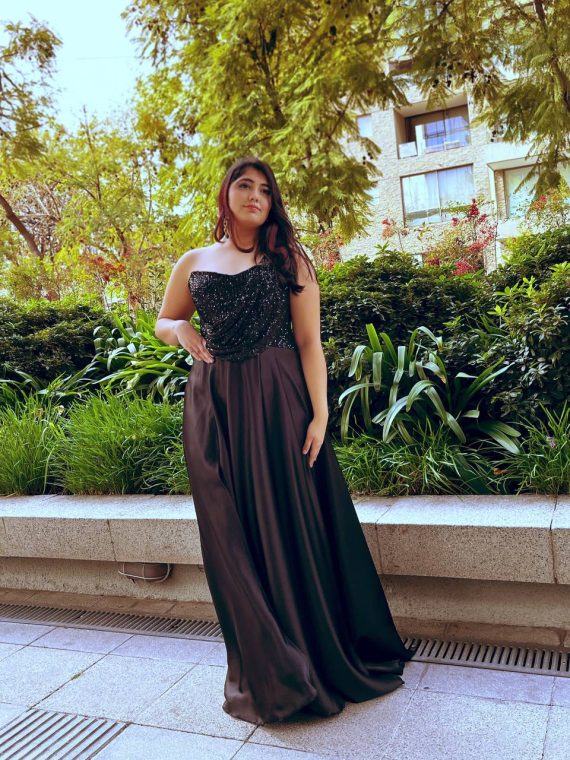 Vestido Ori, color negro y falda larga de piel de angel, talla X-2XL