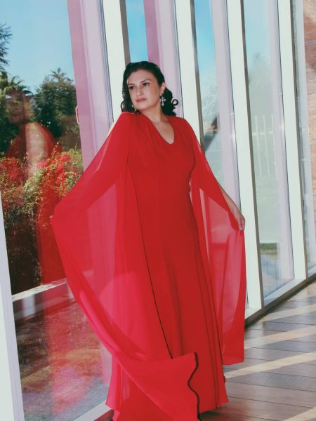 Vestido Marcela con mangas tipo "Alas" de Gasa, falda Larga Apegada en color rojo, Talla M-L