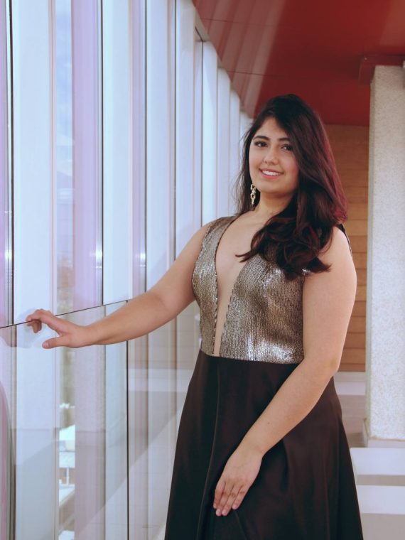 Vestido Margarita con Top Metalico con Falda negra de piel de Angel, talla L-XL