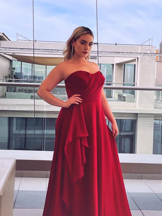 Vestido Ori corazon straples, color rojo y falda larga de piel de angel, a medidas