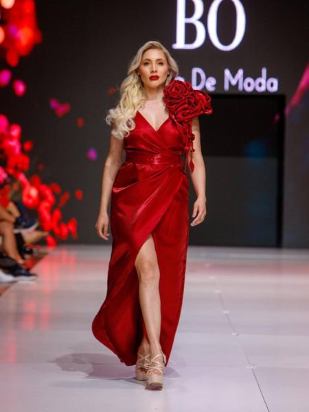 Vestido Elizabeth color burdeo, satin falda "Apegada" Talla M