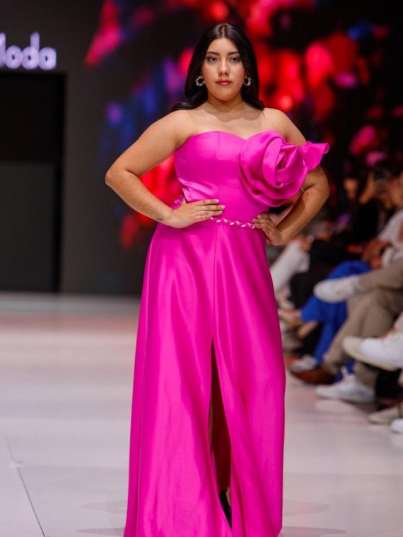 Vestido Ori con flor color fucsia falda Larga Talla : "L-XL"