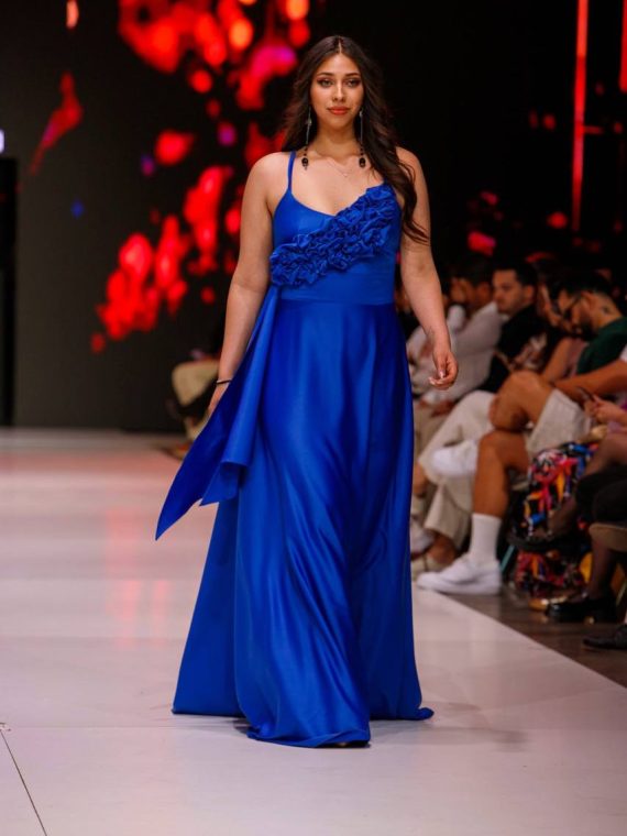 Vestido Catalina Satin azul rey con decoracion, falda Larga Talla L