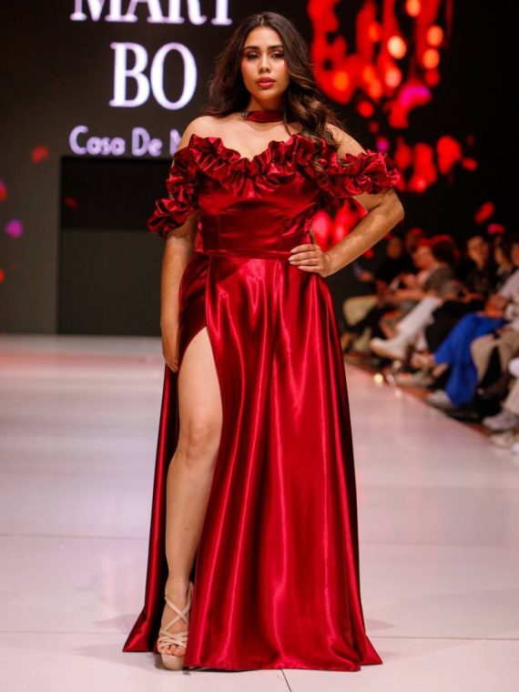 Vestido Jessica, satin burdeo, falda con tajo, talla L-XL