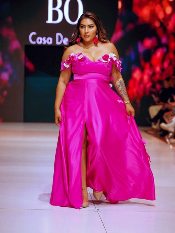 Vestido Briggette (corse) en color fucsia con flores, falda larga con abertura, talla L-XL