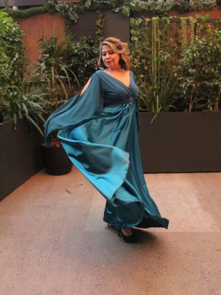 Vestido Emma color Verde Petroleo con mangas de gasa, falda Larga satin Talla M-L