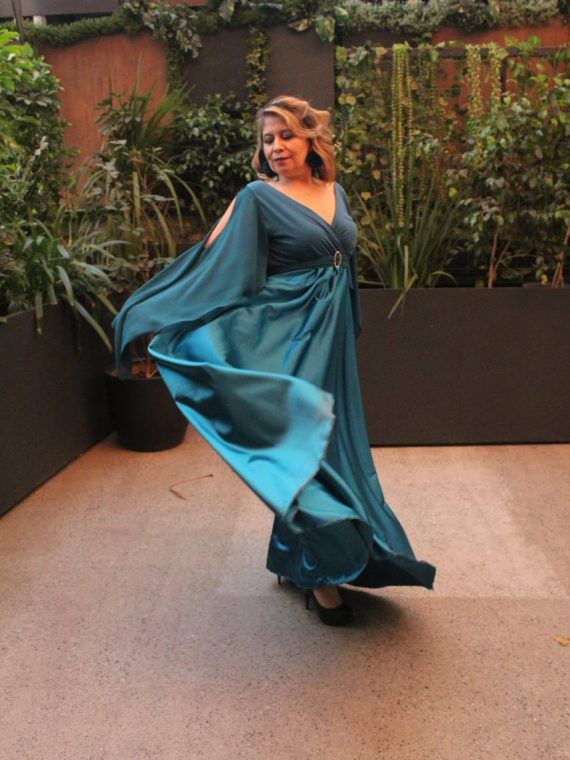 Vestido Emma color Verde Petroleo con mangas de gasa, falda Larga satin Talla M-L